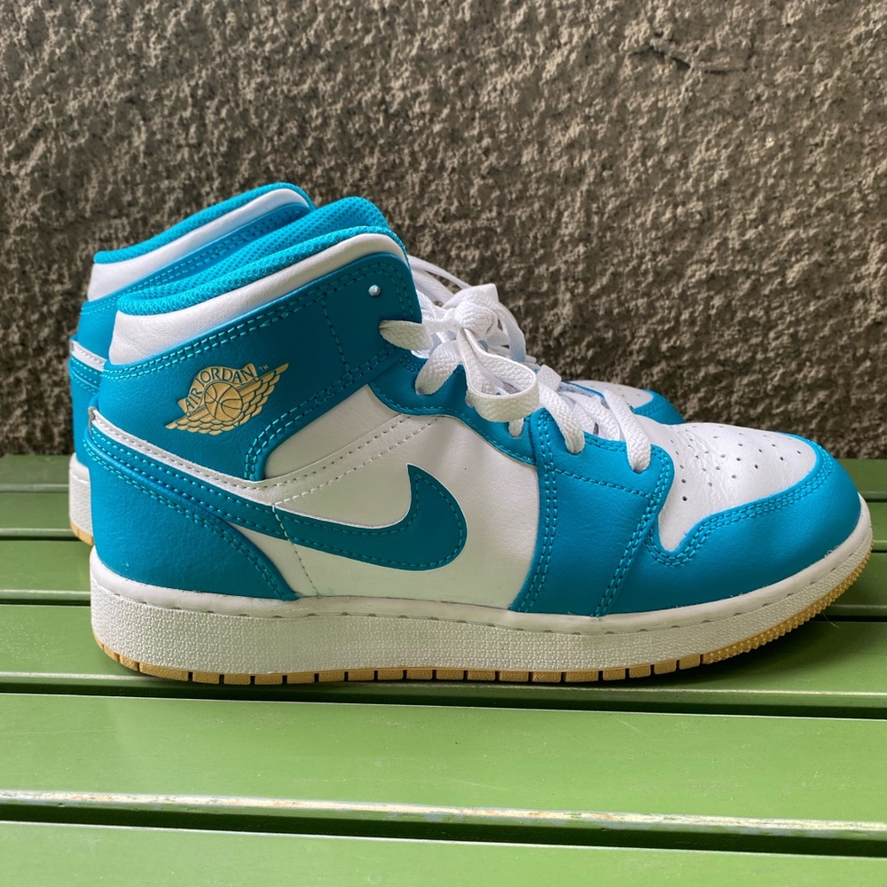 Air Jordan 1Mid Big Kids’ Shoes Aquatone/White/Celestial Gold (5Y/6.5W)